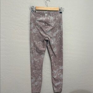 Vuori Clean Elevation Legging in the Dogwood Washed Flower, Small